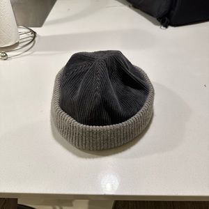 Combination Corduroy Hat

Short Adjustable hat. Contrast Rib cuff